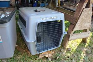 lot 670 image: PetMate Vari-Kennel Dog Crate