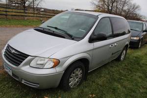 lot 408 image: 2005 Chrysler Town & Country LX 4-Door Van