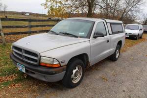 lot 402 image: 1999 Dodge Dakota Sport SLT 2-Door Pickup Truck
