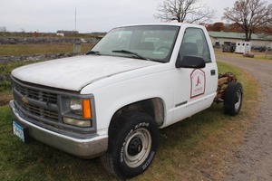 lot 403 image: 2000 Chevrolet C2500 2-Door Pickup Truck