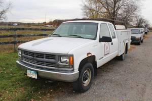 lot 401 image: 1999 Chevrolet C2500 Extended Cab 2-Door Pickup Truck
