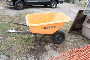 lot 741 image: True Temper Heavy Duty Plastic Wheelbarrow