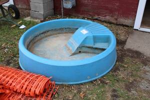 lot 723 image: Little Tikes Childrens Swimming Pool 56