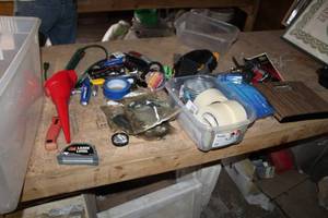lot 747 image: Scale, Tool Pouch, Spray Nozzle, Tape Measure, Carpet KnivesBlades