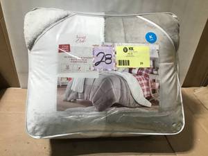lot 28 image: ULTRA MINK & SHERPA REVERSIBLE COMFORTER KING in good condition