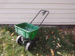 lot 76 image: Scotts Spreader