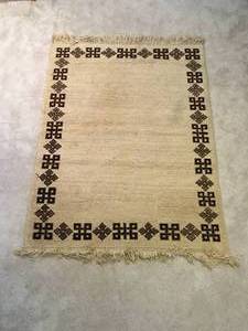 lot 7 image: Area Rug