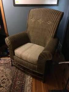 lot 11 image: Rattan Chair