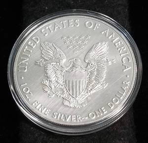 lot 25 image: 2018 AMERICAN SILVER EAGLE 1 TROY OZ. .999 FINE SILVER IN AIRTITE