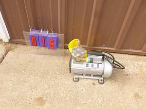 Spray gun air compressor. Tested & works. As shown.