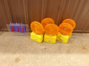 Qty of 5 safety lights. No batteries. Unable to fully test. As shown.