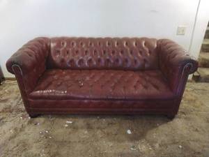 lot 127 image: Chesterfield Style Leather Sofa