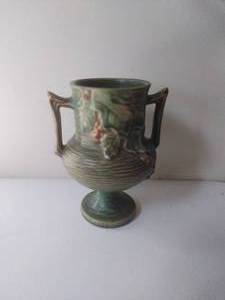 lot 132 image: Roseville Vase