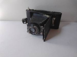 lot 135 image: Vintage Hawk-Eye Camera