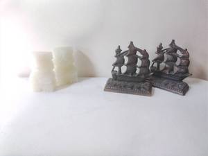 lot 137 image: Two Pairs of Vintage Bookends