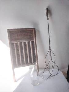 lot 140 image: Three Vintage Items