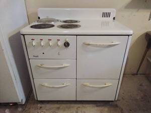 lot 150 image: Monarch Electric Stove