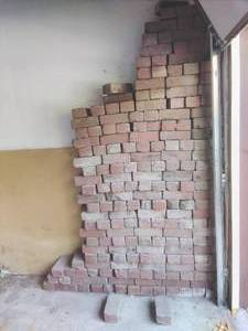 lot 93 image: Lot of Bricks