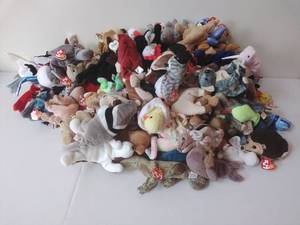 lot 85 image: HUGE Lot of Beanie Babies