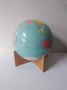 lot 98 image: Vintage Globe