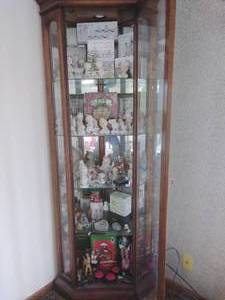 lot 104 image: Contents of Curio Cabinet
