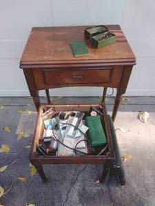 lot 82 image: Singer Sewing Cabinet