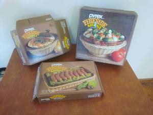 lot 179 image: Three Pieces of Vintage Pyrex