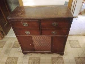 lot 188 image: Vintage Stereo Cabinet