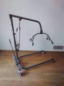 lot 4 image: Medline Manual Hydraulic Lift with Body Mesh Slings