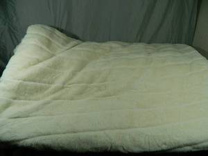 lot 8 image: Large Super Soft Reversible Comforter
