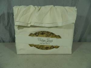 lot 46 image: New Ruffle 4 Piece Queen Sheet Set