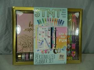 lot 53 image: New 850 Piece Craft Set