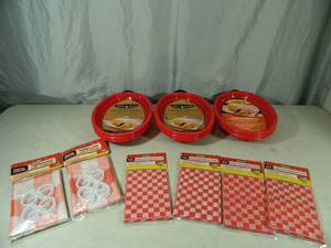 lot 87 image: New Food Baskets, Basket Liners, and Tablecloth Sets