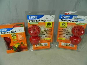 lot 126 image: 6 New Fruit Fly Traps with Bait