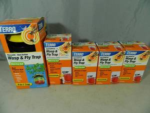 lot 128 image: New Wasp and Fly Traps with Extra Bait Refills