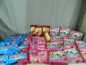 lot 148 image: Huge Assortment of Ketchup Mixes and Candy