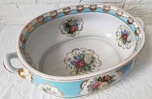 lot 41 image: French Porcelian Limoges Foot Tub
