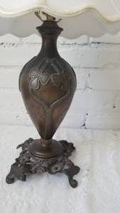lot 23 image: Antique Art Deco Shamrock Table Lamp