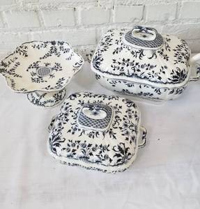 lot 81 image: Mintons Montrose Blue and White China Serving Pieces