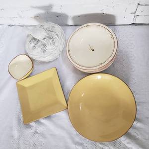lot 93 image: Bundle Vietri Accessory Table Ware