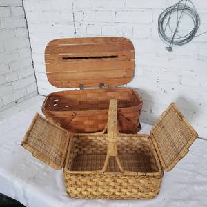 lot 118 image: Charming Basket Pair