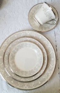 lot 83 image: Lenox China Service  SNOW LILY PLATINUM  40 Pieces
