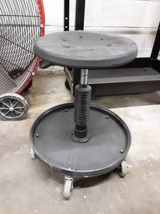 lot 6 image: Rolling Stool (Brand New)