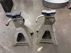 lot 10 image: Pair Of 2-Ton Jack Stands