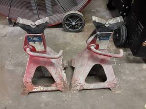 lot 11 image: Pair Of 6-Ton Jack Stands