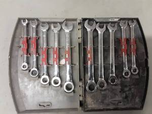 lot 31 image: Gear Ratcheting Wrench Set SAE & Metric