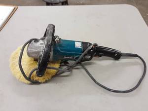 lot 39 image: Variable Speed Makita Buffer With Pad