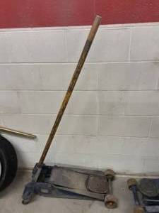 lot 67 image: Heavy Duty Floor Jack (No Markings)
