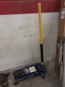 lot 66 image: 3.5 Ton Napa Floor Jack-Looks New