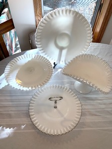 lot 11 image: Four Piece Milk Glass Lot